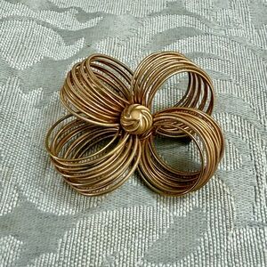Vintage Gold Flower Brooch with Intricate Wire Design